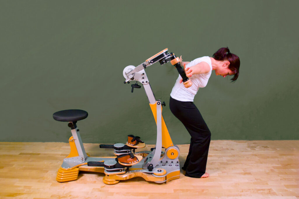 Curl-behind-Underhand-sideview-oliv Curl-behind-Underhand-sideview-oliv